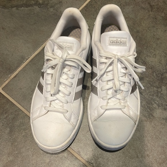 Adidas tennis shoes - Picture 2 of 5